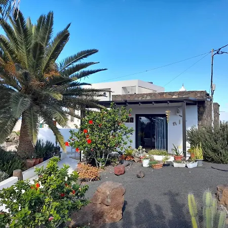 Con Terraza Y Jardin Las Brenas