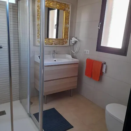 Con Terraza Y Jardin Holiday home