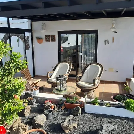 Con Terraza Y Jardin * Las Brenas
